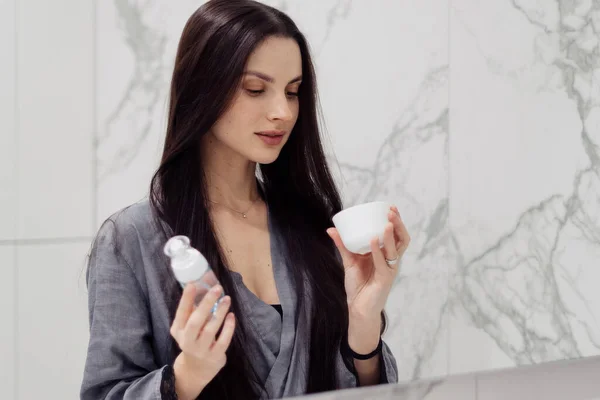 Magnifique Jeune Femme Brune Utilisant Des Produits Cosmétiques Naturels Pour — Photo