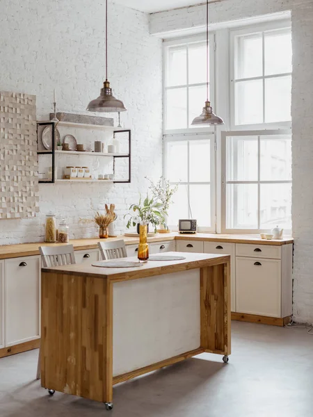 Interiér Kuchyně Nikdo Doma Dřevěný Nábytek Jídelní Stůl Minimalistickým Dekorem — Stock fotografie