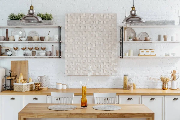 Interior Cozinha Casa Branca Com Decoração Madeira Marrom Design Moderno — Fotografia de Stock