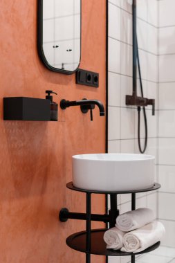 Banyo modern iç mekan, ev tasarımına yakın çekim. Dikey lavabo, ayna, İskandinav tarzı dairede temiz musluk. Kapalı modern mimari, hijyen prosedürü için oda.