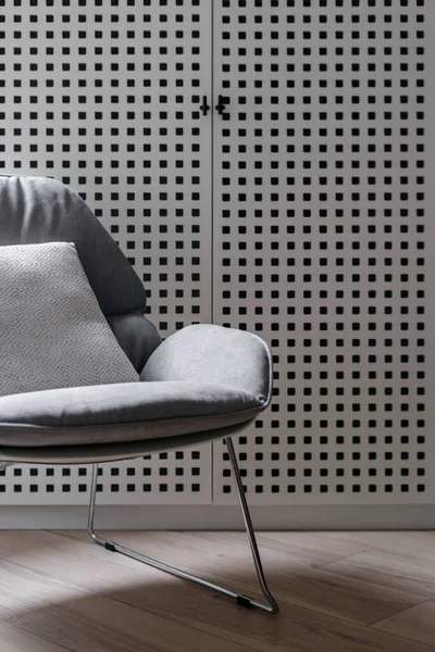 Domácí Design Interiéru Detailní Záběr Moderní Židli Šedý Obývací Pokoj — Stock fotografie