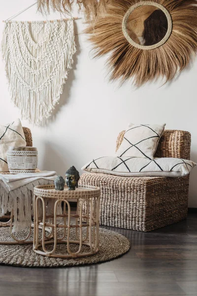 Möbel Aus Natürlichem Material Und Makramee Weißer Wand Wohnzimmerinterieur Bali — Stockfoto