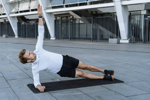Antrenman Konsepti Yoga Minderinde Yan Tahtada Duran Sporcu Elini Kaldırdı — Stok fotoğraf
