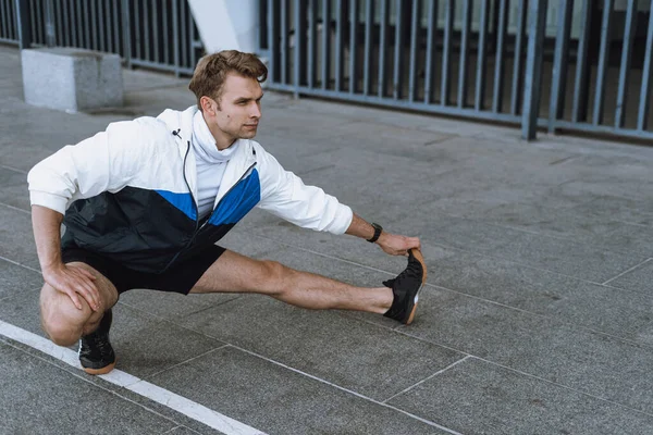 Sporcu Bir Adamın Uzun Bir Portresi Bacaklarını Esnetiyor Şehirde Antrenman — Stok fotoğraf