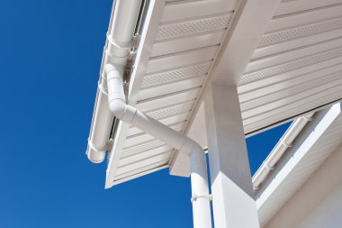 Bir ev mavi gökyüzü karşı yeni yağmur oluk