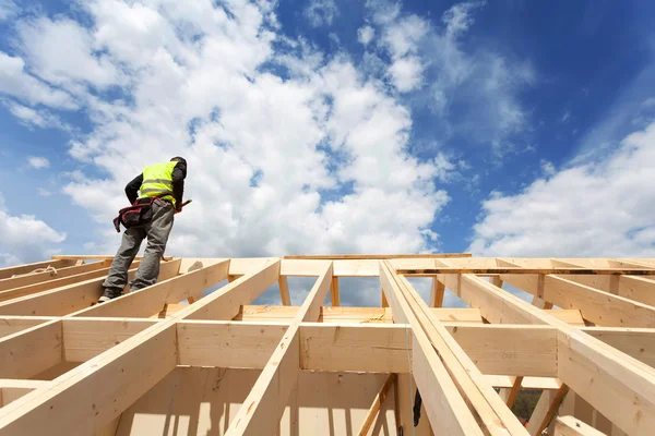 Construction crew working on the roof against blue sky — Stock Photo, Image