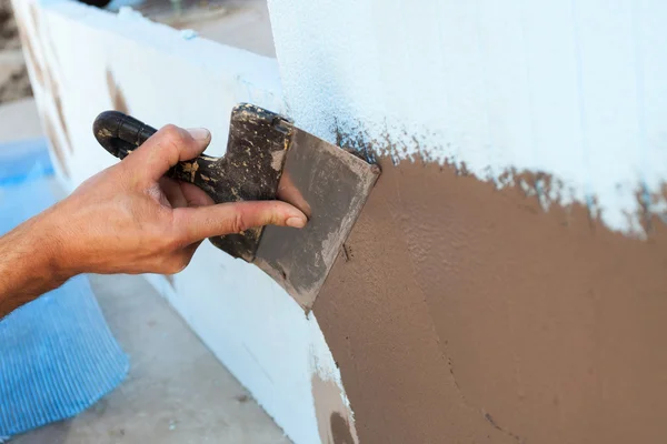 Mano de hombre con paleta enyesando una pared — Foto de Stock