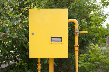 Borular ve gaz metrelik doğa arka plan üzerinde