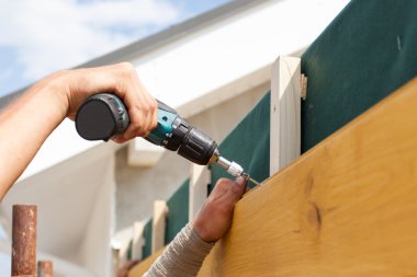 Adam el tornavida ile