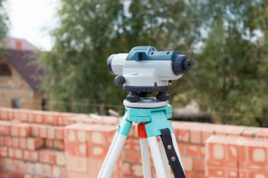 Surveyor ekipman optik düzeyi veya teodolit açık havada inşaat sahasında