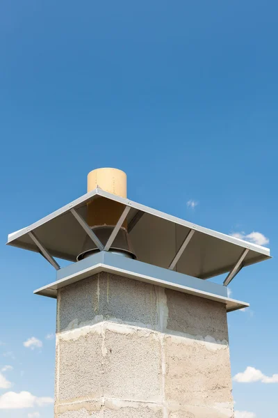 Nueva chimenea (chimenea) con caja de metal de primer plano — Foto de Stock