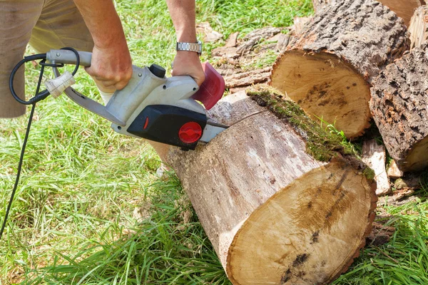 チェーンソーで木を切る — ストック写真