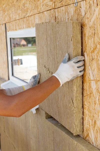 Trabalhador do construtor instalando material de isolamento em uma parede — Fotografia de Stock