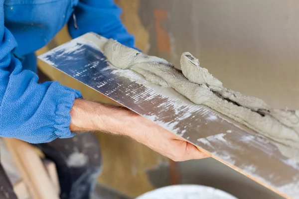 Mano de hombre con paleta enyesando una pared — Foto de Stock