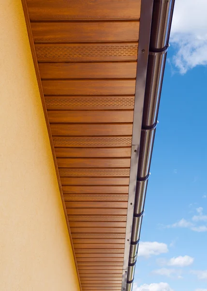 Braune Kupferrinne unter wolkenlosem blauen Himmel — Stockfoto