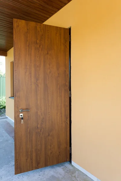Yeni metal ön kapıdan bir ev — Stok fotoğraf