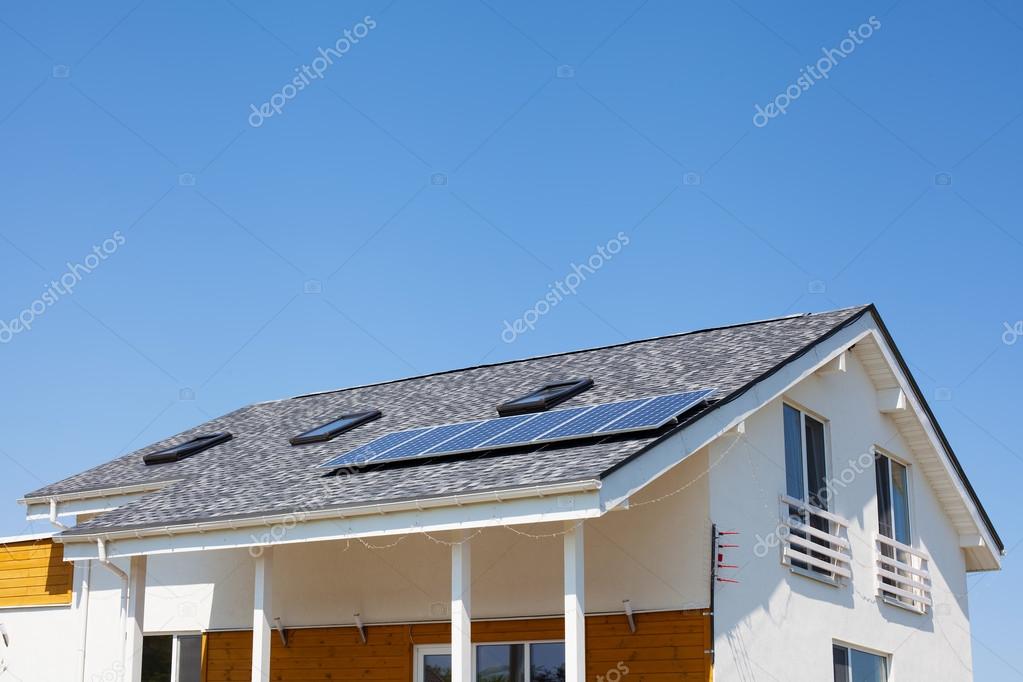 Zonneboiler deelvenster verwarming op nieuwe huis dak met dakramen ... Huis verwarmen met zonneboiler