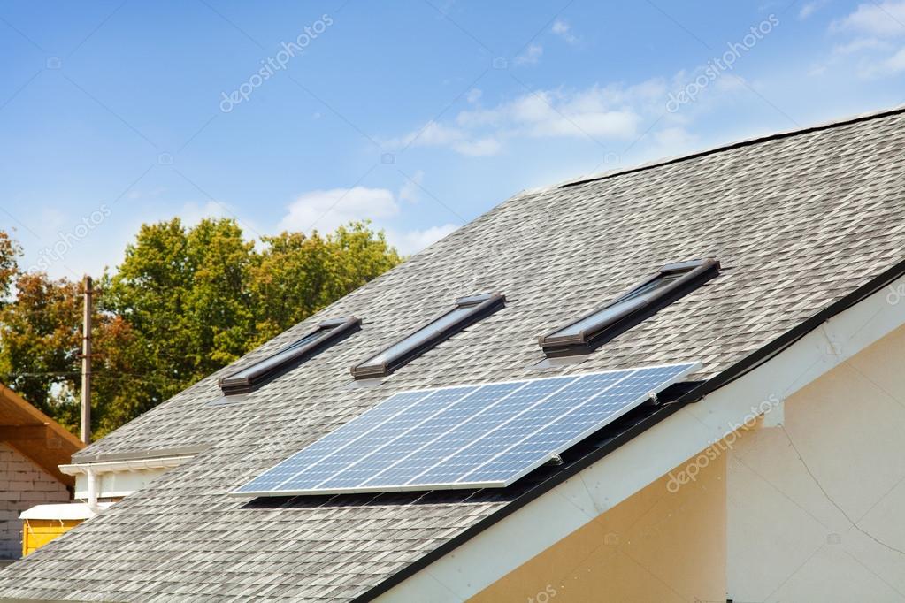 Zonneboiler deelvenster verwarming op nieuwe huis dak met dakramen ... Huis verwarmen met zonneboiler