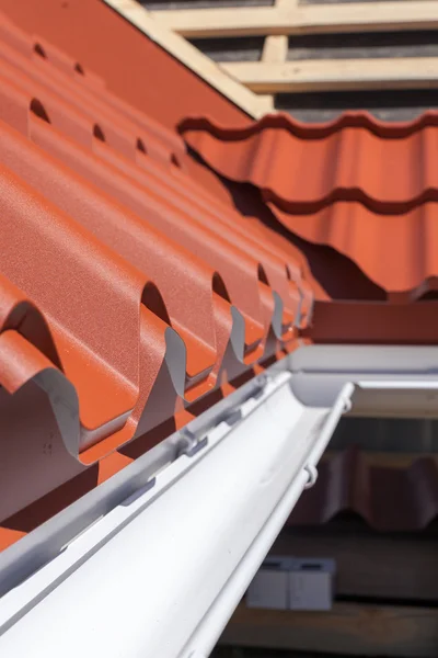 Nouveau carrelage métallique rouge avec gouttière blanche — Photo