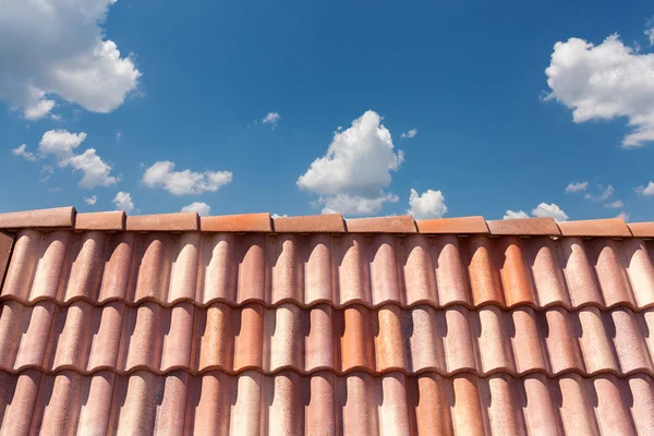 Vermelho telha do telhado padrão sobre o céu azul — Fotografia de Stock