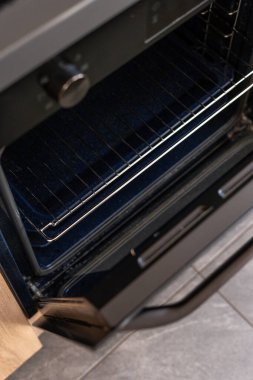 Elektrikli fırının yüksek açılı görüntüsü kontrol paneli olan minimalist bir tasarıma sahiptir. Evde pişirmek ve pişirmek için mükemmel. Modern mutfak aletleri, ev aletleri.