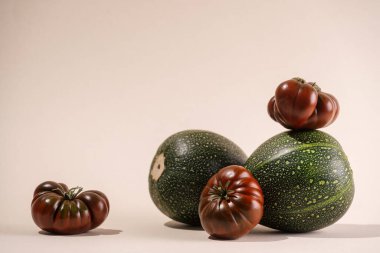 Yeni toplanmış organik sebzelerden oluşan canlı bir düzenleme çeşitli şekil ve renkler sergiliyor. Bu taze tarım malzemeleri sağlıklı beslenme ve beslenmenin önemini vurgular..