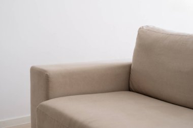 Açık gri çağdaş kanepe yumuşak bir bej döşemeye sahiptir, şık bir oturma odasında rahat bir atmosfer yaratmak için mükemmeldir. Minimalist tasarımı olan mobilyalar.