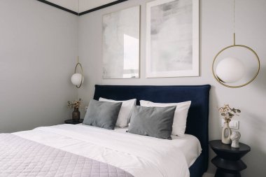 Bu otel odasında düzgün yapılmış yatağı, dekoratif yastıkları ve duvarlarında zevkli sanat eserleri olan modern bir tasarım var. Sıcak ve davetkar bir atmosfer misafir rahatlığını arttırır..