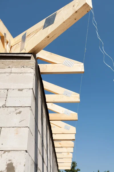 Montage von Holzbalken, Dachsparren an der Dachkonstruktion. Neues Haus aus Porenbeton-Blöcken — Stockfoto