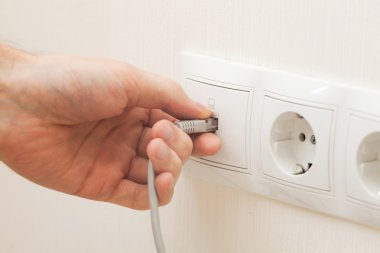 Adam el ağ kablo internet çıkışına ekler