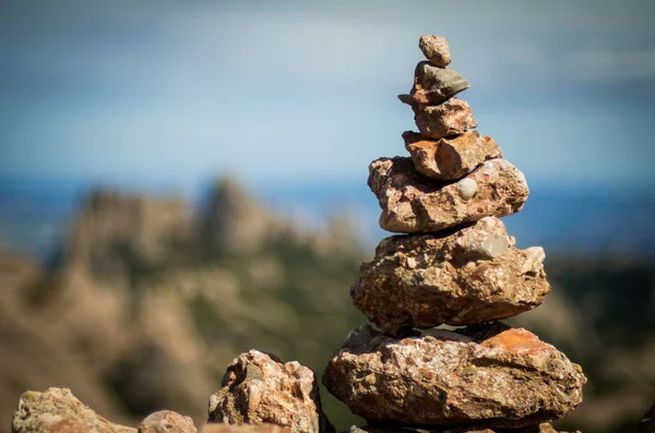 Создание Кучи Камней Разных Размеров Достигающих Равновесия Мира Горах Монсеррат — стоковое фото