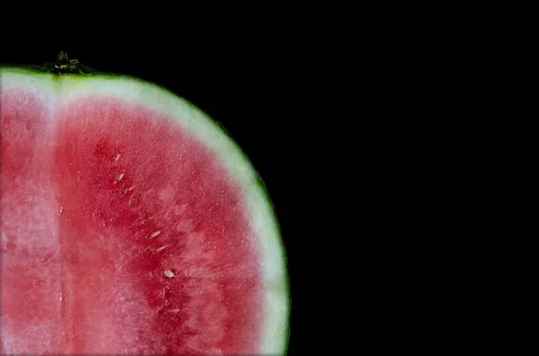 Hälften Vattenmelon Ett Hörn Med Svart Bakgrund — Stockfoto