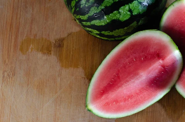 Ein Quart Wassermelone Auf Einem Nassen Holzbrett Fruchtkonzept Für Das — Stockfoto