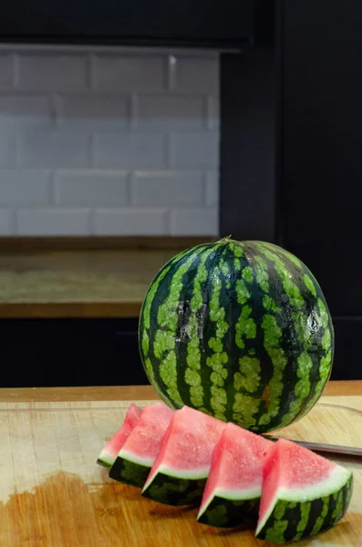 Wassermelonenscheiben Dreiecksform Auf Einem Holzbrett Der Küche Geschnitten Frischobst Konzept — Stockfoto