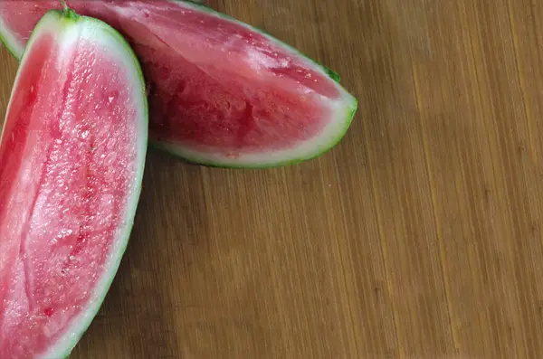 Zwei Portionen Wassermelone Übereinander Auf Einem Nassen Holzbrett Frischobst Konzept — Stockfoto