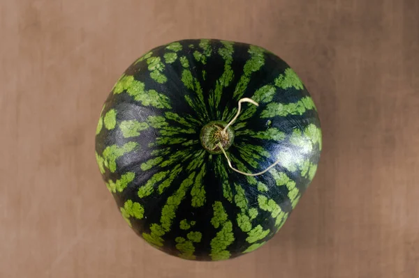 Eine Frische Reife Wassermelone Auf Einem Holzbrett Aus Einem Zenithalen — Stockfoto