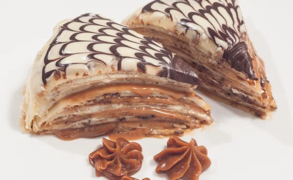 Yoğunlaştırılmış süt ile krep pasta