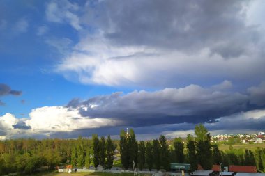 Şehrin üzerinde bulutlar