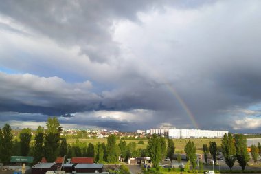 Şehrin üzerinde gökkuşağı