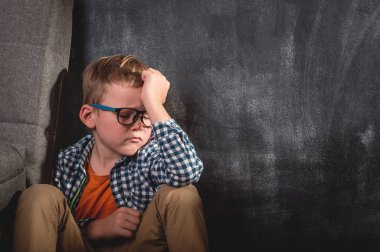 Kayıp ve yalnız çocuk. Taciz eden küçük çocuk okuldan geliyor.