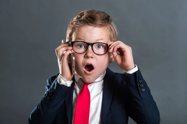 Jungunternehmer Mit Smartphone Vereinzelt Auf Grauem Hintergrund Kind Trägt Eine — Stockfoto