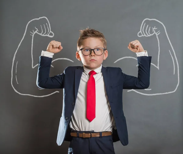 Retrato de niño empresario en traje y corbata roja y gafas con músculos. Liderazgo, éxito, concepto de negocio creativo e innovador — Foto de Stock