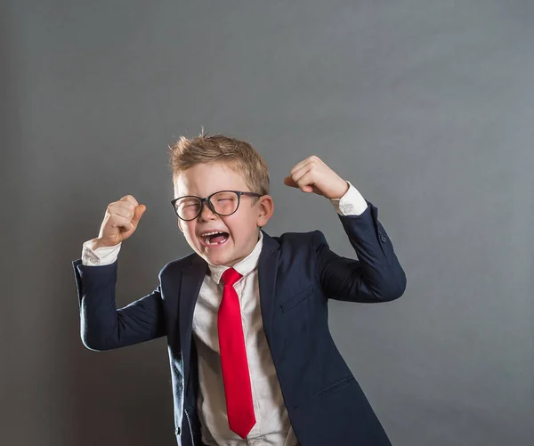 Fiducioso Uomo Affari Bambino Alzò Mani Con Posizione Vittoria Successo — Foto Stock