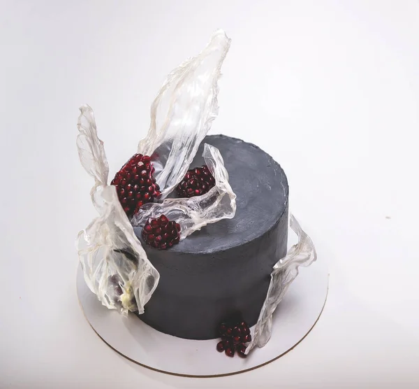 用天然石榴石装饰的灰色奶油蛋糕和白色背景隔离的稻叶 生日那天的设计蛋糕 时尚美味的甜蛋糕 — 图库照片
