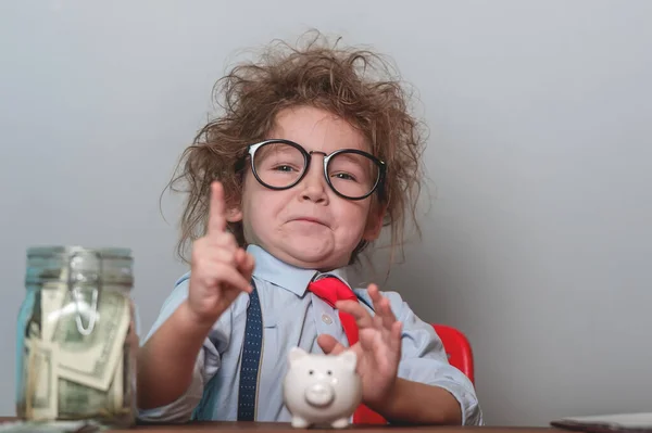 Engraçado Pequeno Investidor Miúdo Com Dedo Poiting Biggy Bak Calculadora — Fotografia de Stock