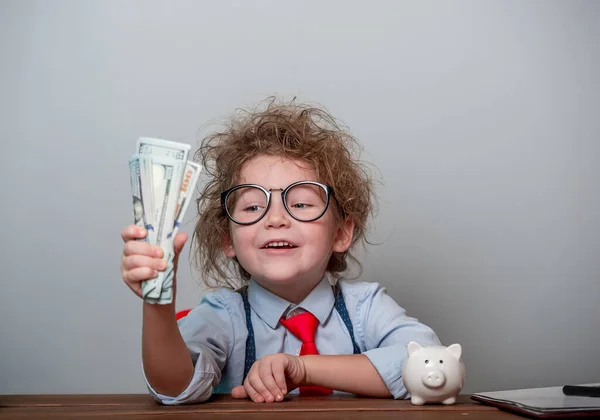 Gelukkig Kind Met Geld Hand Grijze Achtergrond Onderwijs Voor Kinderen — Stockfoto