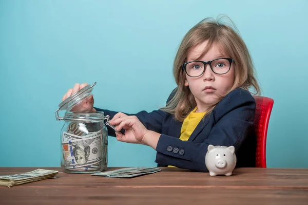 Porträtt Barn Som Stjäl Pengar Från Föräldrars Sparande Söt Ung — Stockfoto