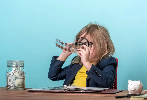 Numismatista Infantil Con Moneda Metálica Una Cápsula Cuadrada Transparente Protección —  Fotos de Stock