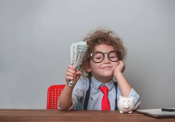 Gelukkig kind met geld in de hand. Donatie voor kind. Sparen, liefdadigheid, investeren, financieel concept. Reddingspakket — Stockfoto