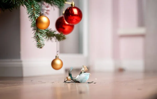Kırık Noel balosu. Yere düştü ve paramparça oldu. - Ne? Cam kırıkları ve farklı Noel süslemelerinin kalıntıları..